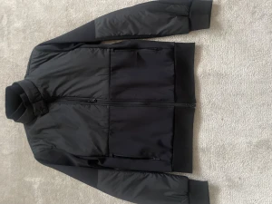 Svart cardigan från J.Lindeberg - Svart cardigan från J.Lindeberg med stilren design 