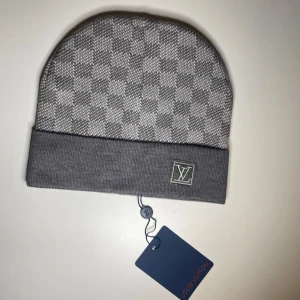 Grå Mössa - Skicka innan köp