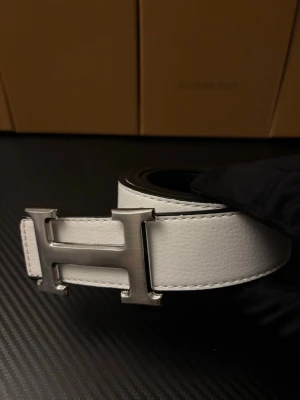 Herm3s bälte - Den på bilden är för show. Jag skickar ut helt ny fortfarande inplastade med armband och borr ( används för att göra håll i bältet med).