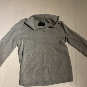 Grå half-zip  - Grå tröja från Jack and Jones lite oversized
