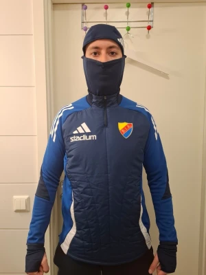 Exklusiv DIF tröja - Har ni sett den förut? Inte eller hur? Varmt tröja med mössa/ balaklava inklusive. Perfekt för att träna ute oavsett vädret. Alltid oavsett 