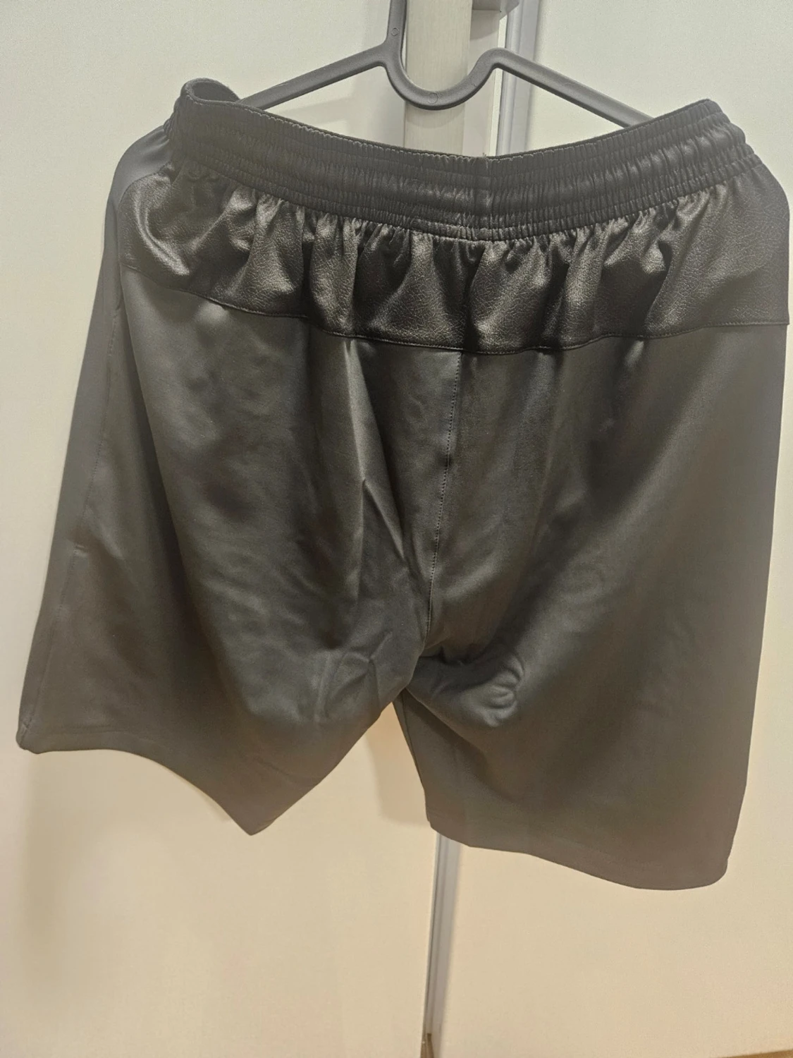 Svarta Adidas Originals shorts L - 1