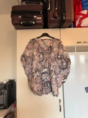 Odd molly topp - Säljer en superfin topp i ljusa färger, bottenfärgen är vit. Med detaljer i svart, rosa, gul och orange. Från märket Odd Molly. Storlek One Size men kanske passar bäst en XL/XXL. Mycket fint skick, jag hittar inga synliga anmärkningar eller defekter. 