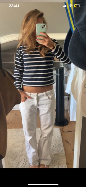 Jeans - Såå snygga vita vida jeans från Zara🩵🩵lågmidjade. Tyvärr har dragkedjan gått sönder men det går säkert att fixa och slitningar längst ner på jeansen 