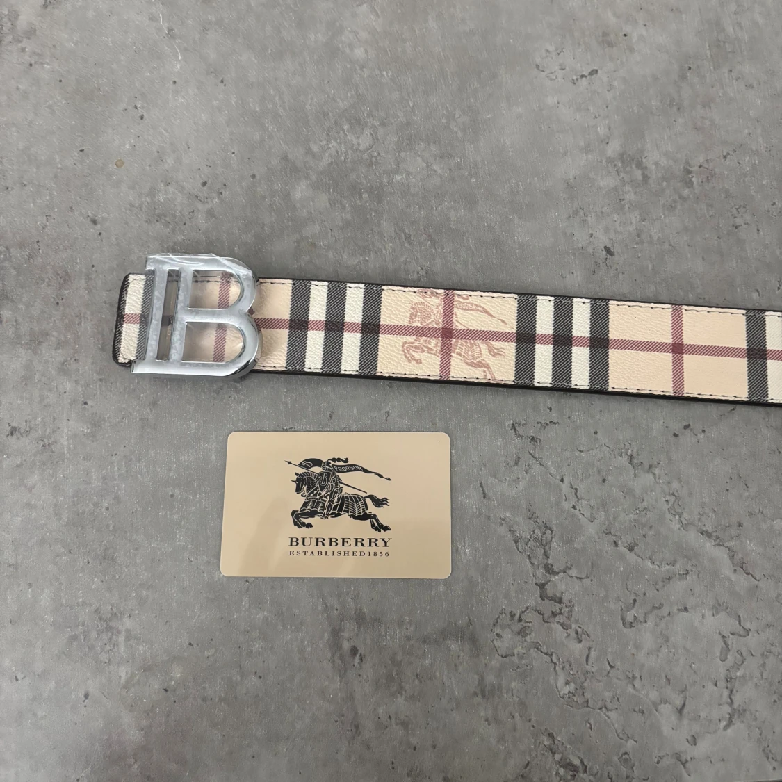 Burberry rutig skinnväst med B-spänne - 1