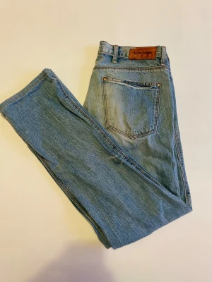 Ljusblåa acne action jeans  - Säljer ett par acne action jeans i strl 30 W 34L. De är i 100% bomull. Hör gärna av er om ni har några frågor! MVH Tom 