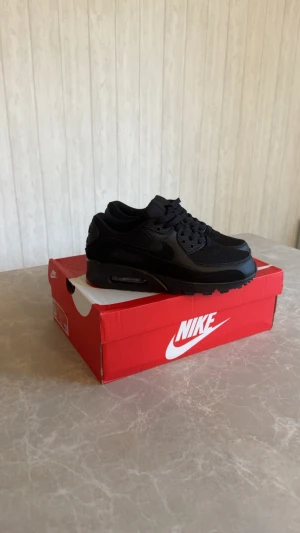 Nike Air Max 90 Svart - Nike Air Max 90 i helsvart färg, snygg och stilren design. Helt nya och aldrig ens använda. Dem är för små för mig. Storlek 40.5 men passar för 40 med. 