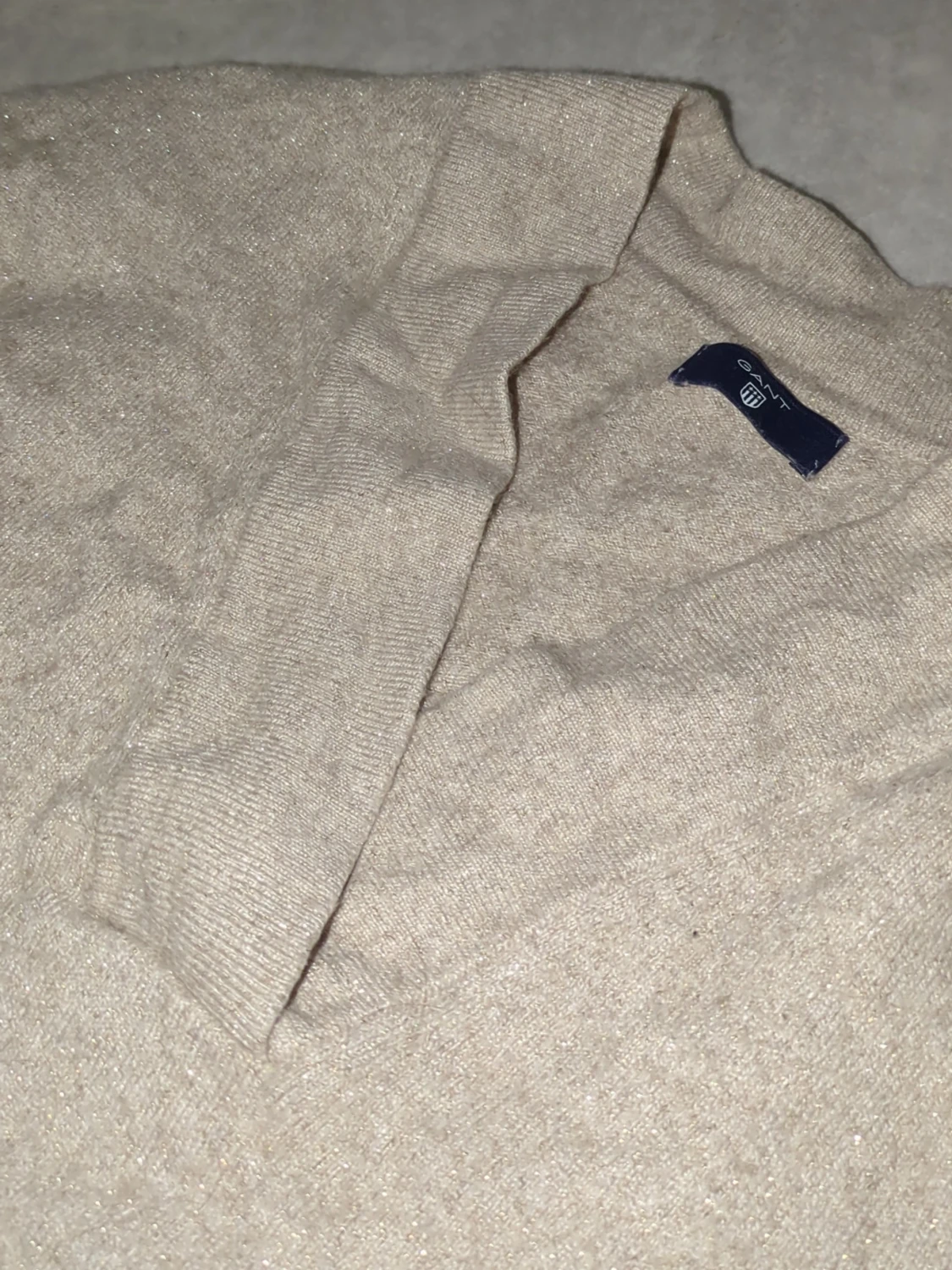 Beige stickad v-ringad tröja GANT - 3