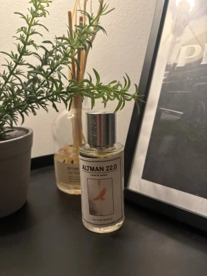 Altman 22.0 Extrait de Parfum - Altman 22.0 extrait de parfum från One Bold Chemist.Med lukt av vanilj perfekt för vintern. Aldrig använd.lappen är lite sne men det är det har inget att göra med parfymen(beror på att de satt på den dåligt när gjord).skriv vid minsta fråga😁