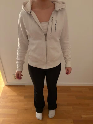 Sail Racing Zip Hood W - Zip hoodie från Sail Racing, ganska nopprig på insidan💞 nypris 1000kr