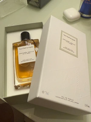 VAN CLEEF Orchidée Vanille EdP 75ml - Oanvänd med kvitto: en parfym från Van Cleef & Arpels Collection Extraordinaire. Flaskan innehåller 75 ml Eau de Parfum. Perfekt för dig som vill sticka ut med en exklusiv doft.