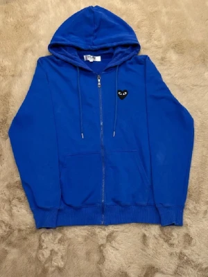 Comme des garcons - Säljer en comme des garcons hoodie med färgen blå, perfekt för dig som gillar mode och stil, kom dm för eventuella frågor 🧐pris kan diskuteras 💯😊