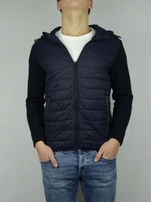 Massimo Dutti cardigan  - MASSIMO DUTTI DUN / STICKAD CARDIGAN  Storlek : M   Passform : Passar S  Användning : Jackan är i ett väldigt fint skick utan defekter  Nypris : Cirka 2000SEK  Modellen på bilen är 182CM och väger 75KG