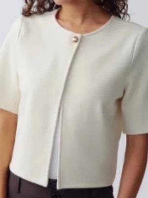 Trekvart bolero / kofta  - Jätte söt knappt använd bolero / kort kavaj / kofta från ginatricot. Säljs inte längre. Kommer inte till användning💗krämvit 