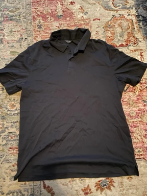 Svart kortärmad skjorta från Riley - En stilren svart skjorta från Riley i storlek L. 