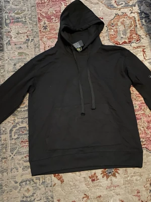 Stone Island hoodie Xl - Snygg högkvalitativ Stone Island i bomulsjersey. Utrustad med en luva och den ikoniska kompas logan  på armen. Mjuk och bekväm, perfekt för både vardag och streetwear. 