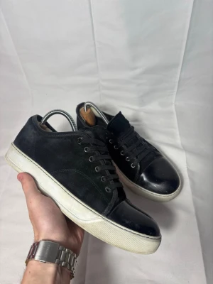 Lanvin cap toe 39-40 - Lanvin skor i storlek uk5/39, passar mer 40. Svarta skor i väldigt bra skick.