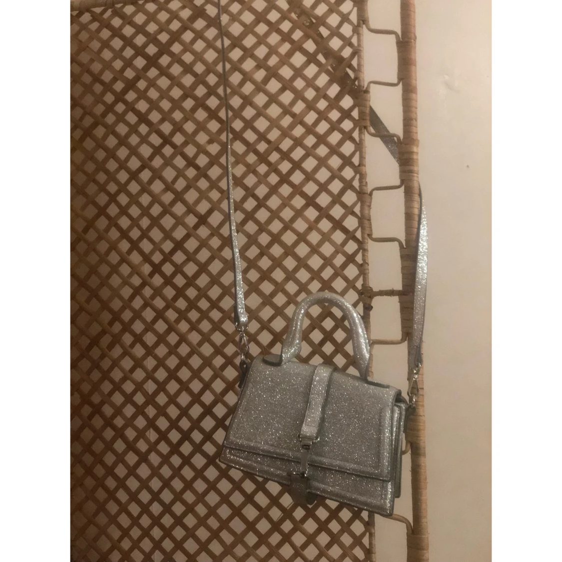 Glittrig silver axelväska från H&M - 1