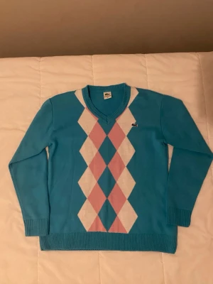 Lacoste tröja - Ett helt ny XL Lacoste tröja med argyle-ränder med färget rosa och vit, det är faktiskt inte ett XL, den passar mig och jag är storlek M. Om du har några frågor smsa mig
