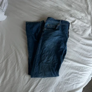 J linderberg jeans - Snygga blå jeans från Jlinderberg med klassisk femficksdesign och slim passform. Passar runt 180-185