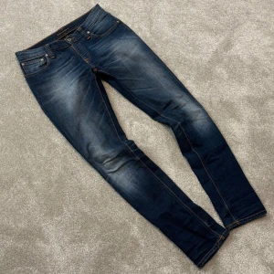Nudie Jeans - Tjena! Säljer dessa riktigt schyssta blå Nudie jeans med fet tvätt! Jeansen är i fint skick! Size 29/32. Skriv vid funderingar!