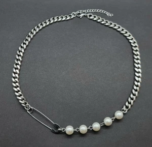 Stilfullt halsband  - Unikt halsband. Material-rostfritt stål.  Liknande Maria Nilsdotters smycke. 