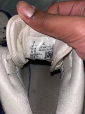 Air Jordans mid Kentucky Blue sneakers vit  - Storlek 38 funkar för både män och kvinnor , bra skick 