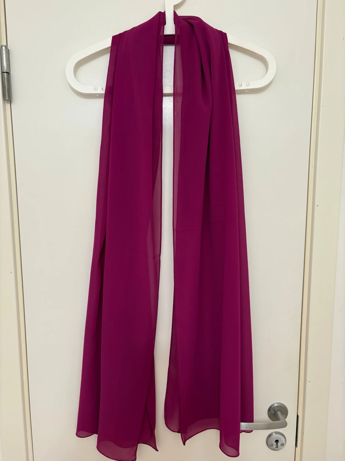 Lång ceriserosa klänning med drapering + en matchande scarf - 4