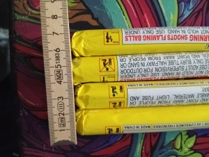 Bomb rör /fyrverkeri  - Runt 40 cm  den skuter ut 10 bolar per rör  Effekter en relativt stor explosion  med lite färg  21 kr styck  har 3  fyrverkeri / bomb rör