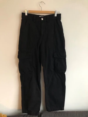 Cargobyxor  - Svarta cargobyxor från Bershka. Fint skick, inget att anmärka på.