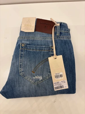 HELT NYA Dondup Jeans  - Tjena! Dessa sitter som helt vanliga slim jeans, men de har väldigt små fickor, obs. Modellen heter MONROE.  Annars är de helt nya med prislapp etc (2200kr nya!) skriv om du har någon fråga 👊 Vet ej om dessa är för män men med tanke på passformen verkar det som det. Skriv om du vill ha bild på hur de sitter