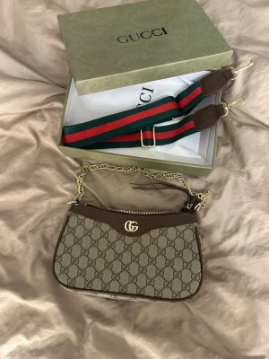 Gucci väska - Pris kan diskuteras vid snabb affär, dustbag och kartong följer med. 