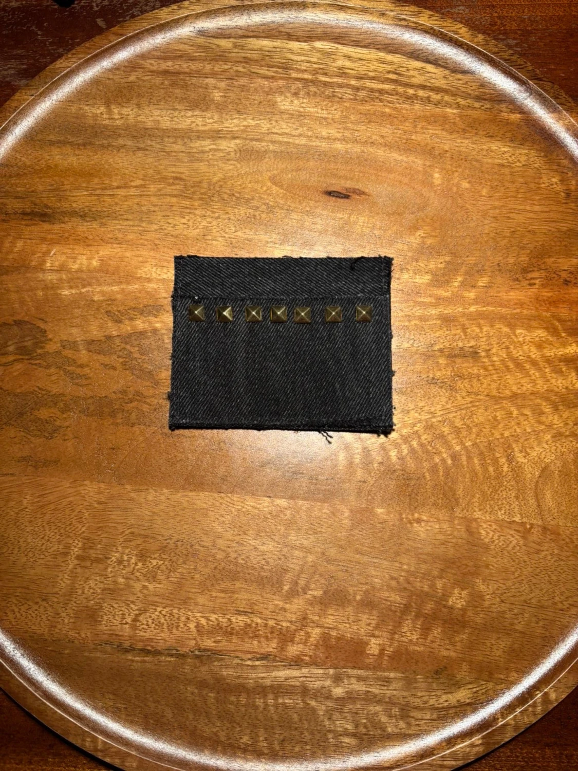 Svart R’essentials korthållare med nitar