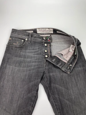 Jacob Cohen jeans 688 - Hej! Säljer nu dessa extremt exklusiva Jacob Cohen jeans, dem är i nyskick utan defekter! Hör av dig vid frågor. Modell 688 nypris 5000kr