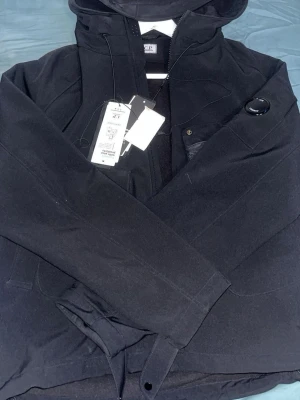 Svart vindjacka från C.P. Company - C.P. Company CP Shell-R jacka (48) 3800kr Fint skick och äkta perfekt för dig som tycker om stilen skriv vid intresse.