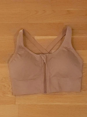 Sport-BH - Beige sport-BH med hög support och ordentlig vaddering. Perfekt för dig som vill något som ger bra suport vid träning. Något liten i storleken.