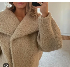 Beige teddyjacka med oversized krage - Supermjuk och fluffig teddyjacka i beige från Gina Tricot. Jackan har en oversized passform, bred krage och långa ärmar. Materialet är teddy. Jackan är i St XS 