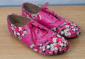 KALI Shoes Floral Oxford - Unika skor med rosa skinnpartier och blommigt tyg i rosa, vitt och grönt. Skorna har snörning framtill och rund tå.  Snygga detaljer och bekväm passform. US storlek 10, passar som 40.