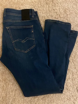 Replay Anbass Groover - Snygga Replay Anbass jeans i mörkblå. W33 L32. Jag är 181 och det passar mig. Hör av dig vid frågor. Först till kvarn