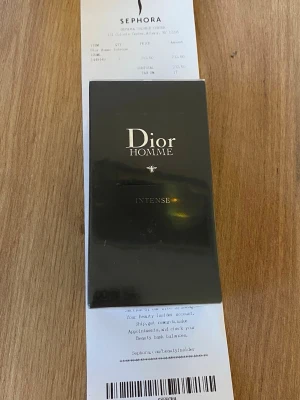 Dior Homme Intense 100ml - Dior Homme Intense, 100ml, är en stilren parfym för dig som vill sticka ut. Tillverkad i Frankrike. Perfekt för dig som gillar exklusiva märken och vill ha något som känns lyxigt i samlingen.