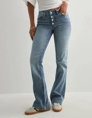 Nelly jeans  - Jag säljer mina jeans från Nelly då dem inte passa mig, lappen sitter kvar och aldrig använda. Storlek 38 om ni vill att jag ska skicka bilder på dem så är det bara o skriva. Köpta för 700