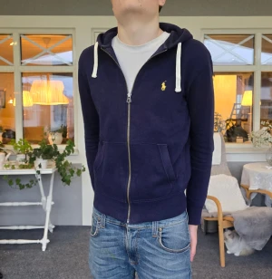 Ralph Lauren Hoodie - Snygg blå Ralph Lauren Hoodie i storlek Small. Skriv om du undrar något! 😁