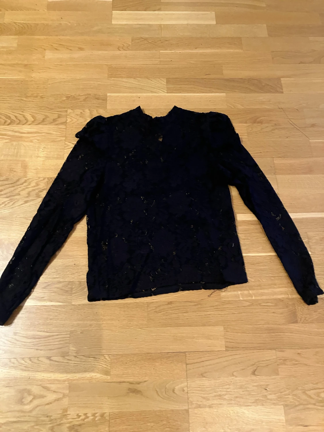 Svart spetsblus med lång ärm