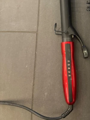 Röd locktång med svart handtag - Locktång - OBH Nordica  - 100-190 grader - är använd vid flera tillfällen men i gott skick, 100 kr (nypris 450 kr) 