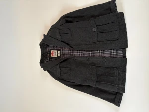 Tom Tailor Rock - Säljer en grå rock från Tom Tailor i ullblandning. Den efterliknar en fieldjacket. Det står storlek S men skulle säga att den ligger mellan S och M, Kontakta mig vid minsta fundering