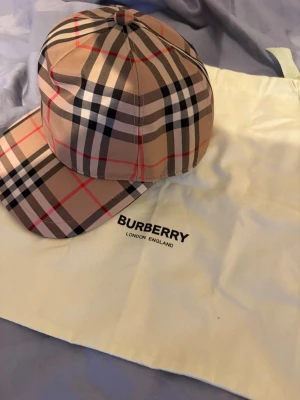 Burbbery keps  - Säljer burbbery keps skriv vid frågor svarar så snabbt som möjligt ❗️❗️❗️
