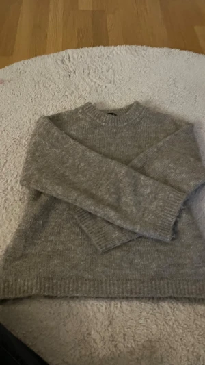 Beige tröja från Gina tricot  -  Stickad tröja från Gina superbra skick, mjukt material skriv för fler bilder eller frågor