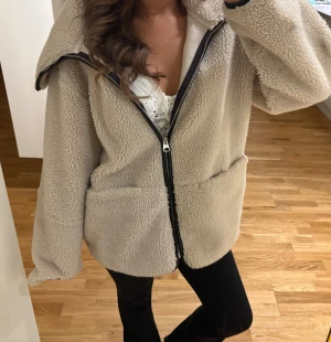 Teddy jacka från ARKET🤍 - Teddy jacka från ARKET, i  xs jag är 160 men ändå ganska stor, liten fläck på armen men går att få bort🤍🤍