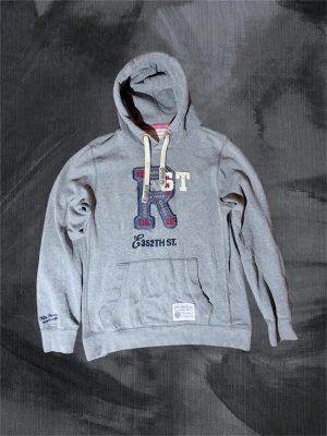 Stage 55 Hoodie - Tjena säljer denna feta vintage hoodien i stl M. Passar både M och L. Lite japansk stil blandat med amerikansk. Går ej att hitta i Sverige, märket är begränsat till USA. Nice plagg till vintern och går att ha under allt. Tveka inte att höra av dig🙌👋