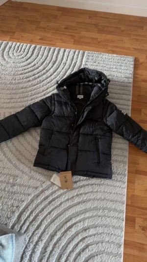 Burberry jacka - Säljer min helt nya burberry jacka oanvänd!